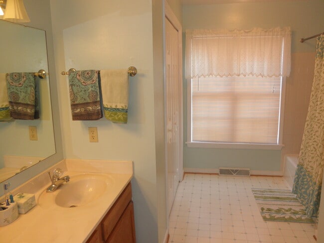 Building Photo - 1556 Stoney Creek Dr