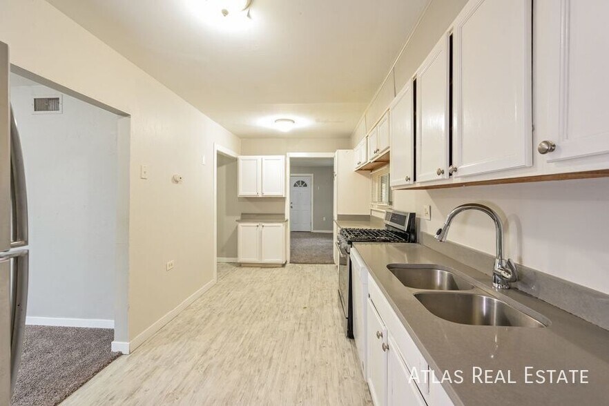 Building Photo - 1092 Worchester St