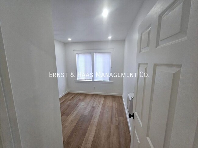 Building Photo - 1306 E Hellman St