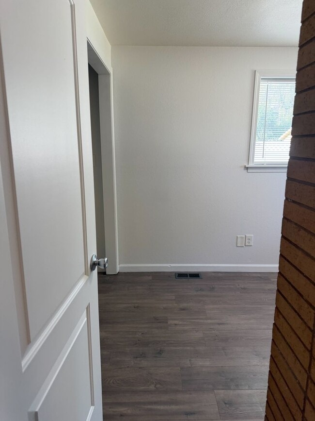 Building Photo - 3 Bedroom, 2 Bath House