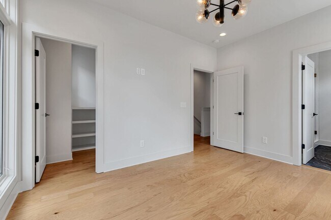 Building Photo - Stunning Salemtown Townhome With Fenced In Yard