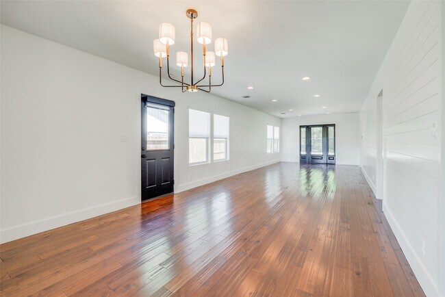 Building Photo - 1512 W 21st St