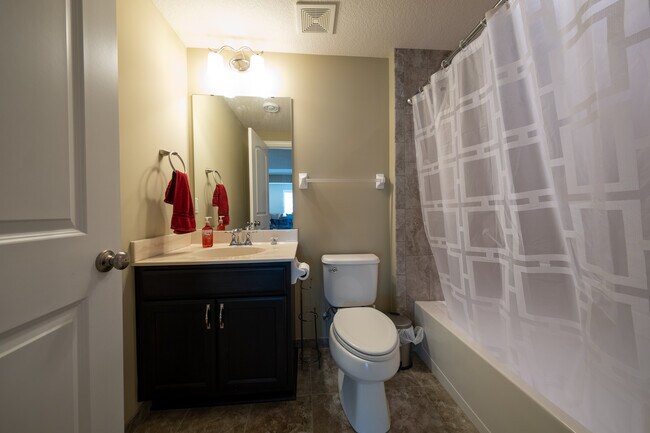 Building Photo - 727 Aster Rd