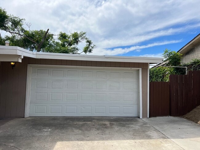 Building Photo - Updated 3BR/2BA home w/yard and garage in ...