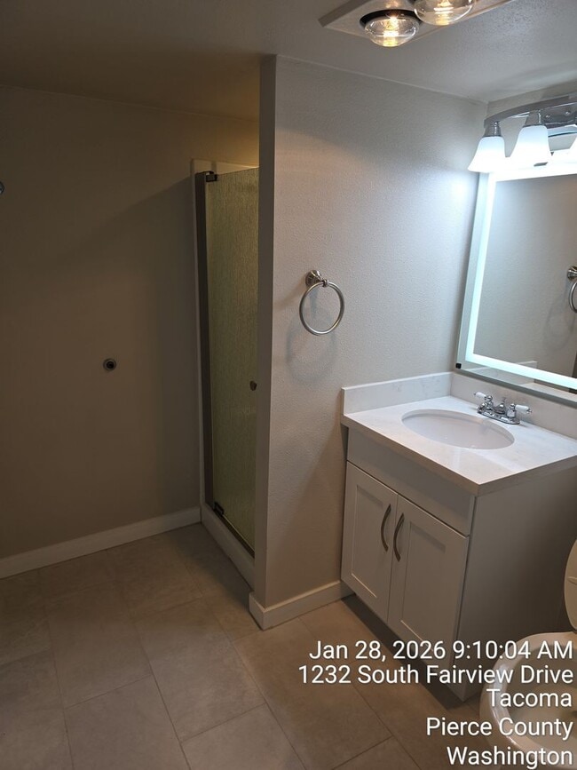 Building Photo - View home North Tacoma - 3 bedroom, 3.5 bathroom, 6 car garage - Available NOW!!!