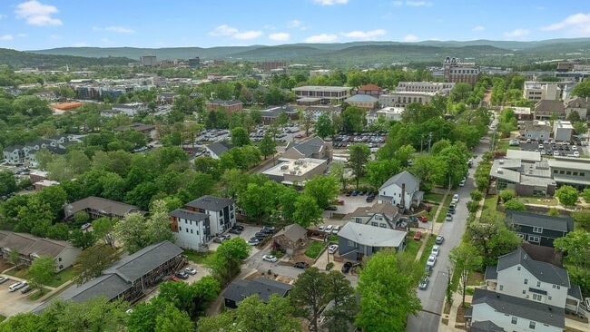 Building Photo - 830 W Caraway St