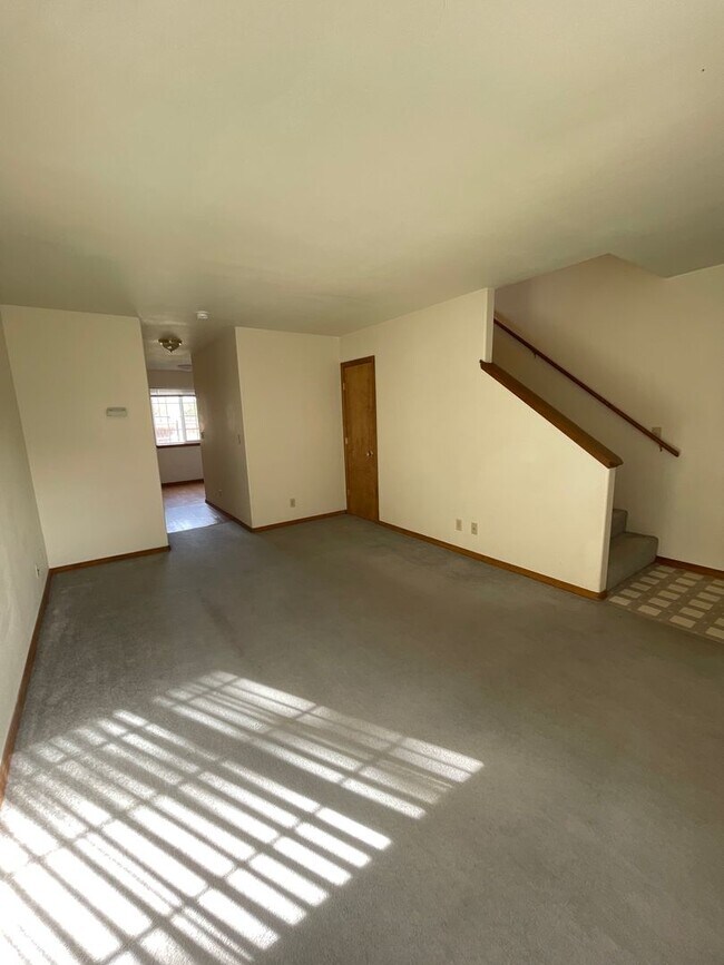 Building Photo - 573 7th St