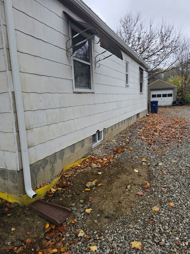 Building Photo - 1820 Oakwood Ave