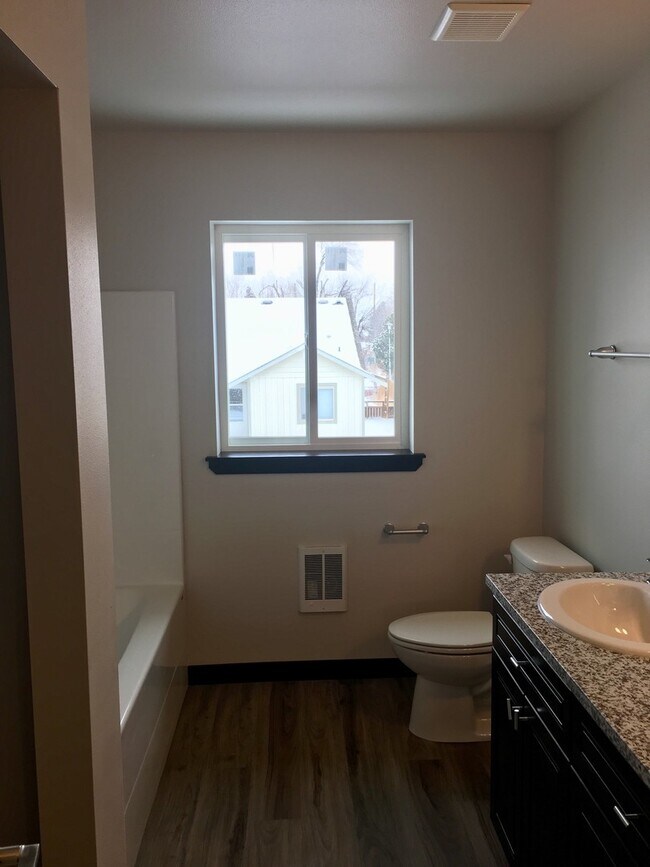 Building Photo - 2303 Landon Ln