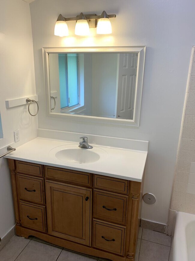 Building Photo - End Unit 2 bedroom, 2 bath Townhouse