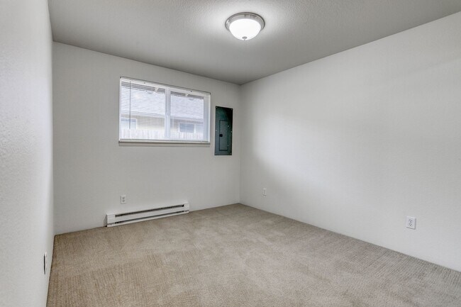 Building Photo - Condo Living with Fireplace and Fenced Yard!