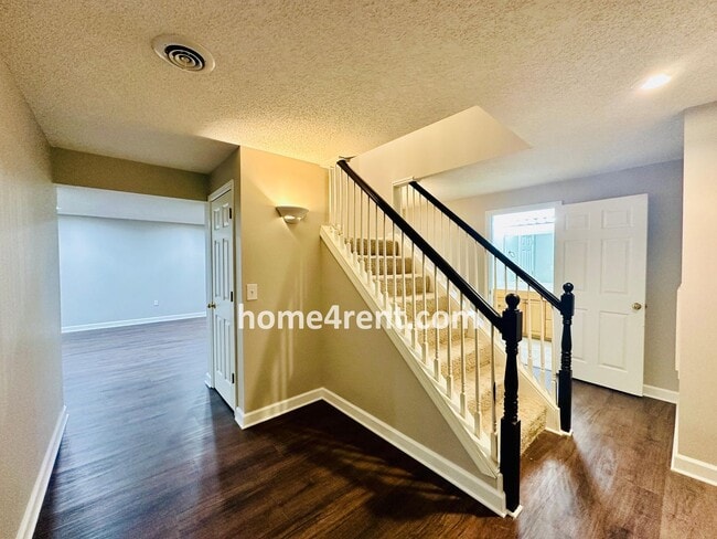 Building Photo - Elegant Cul-de-Sac Retreat with 5th Bedroo...