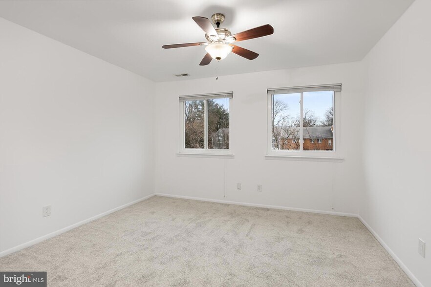 Building Photo - 402B Mulberry Cv