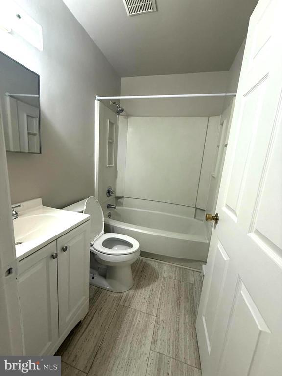 Building Photo - 106 N Market St