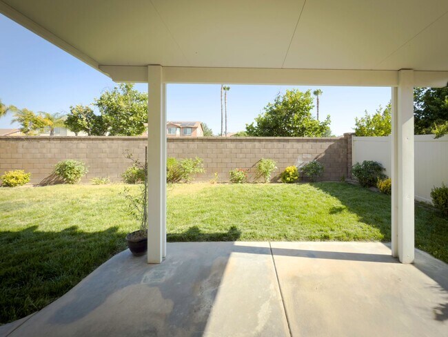 Building Photo - Beautiful 2 Story 5 Bedroom SOLAR Home + L...