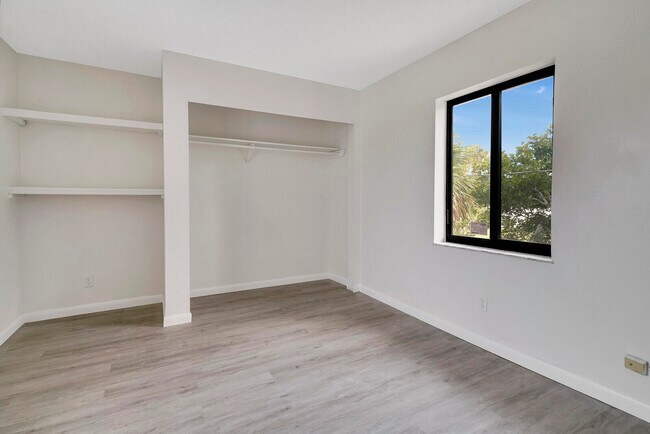 Building Photo - 652 Hernando St