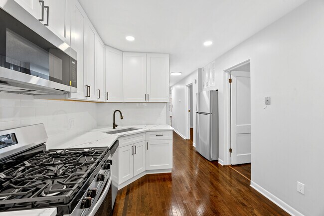 Building Photo - 915 W Newport Ave