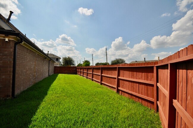 Building Photo - 16402 Gold Ridge Ln