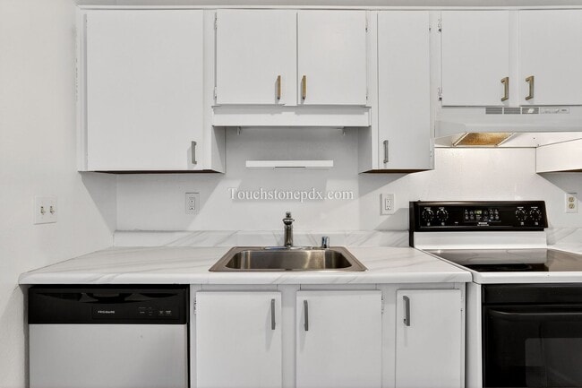 Building Photo - Updated 1BD/1BA Condo in Portland’s West Hills w/ Carport & Private Balcony