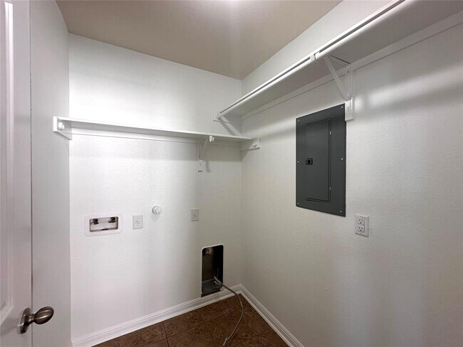 Building Photo - 1020 Nevarez