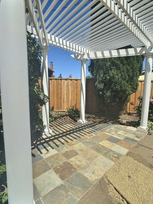 Building Photo - Spacious 4 Bed/ 2 Bath House in the Quiet ...