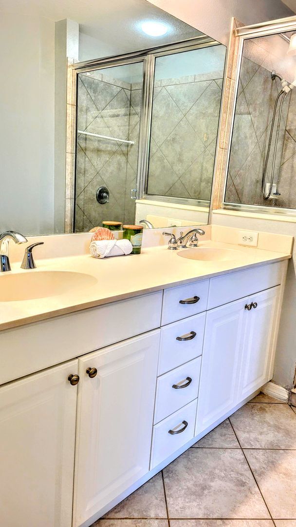 Building Photo - ANNUAL UNFURNISHED 2 bed 2 bath ground flo...