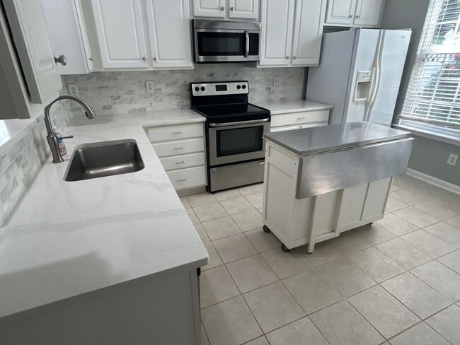 Building Photo - 2 Bed | 2.5 Bath End Unit Townhome in Rale...