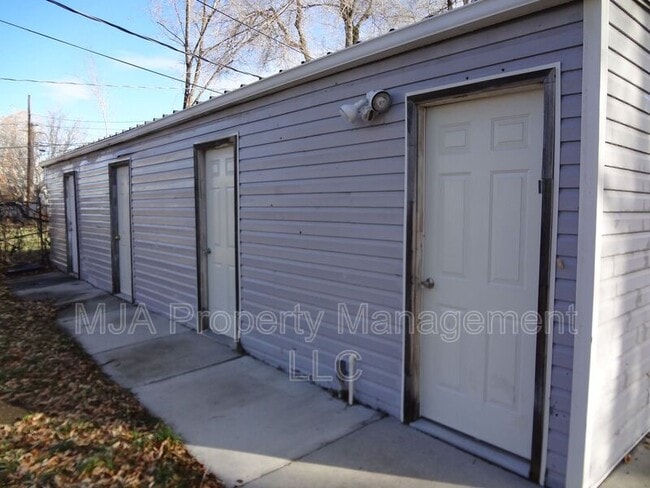 Building Photo - 1043 S 200 W