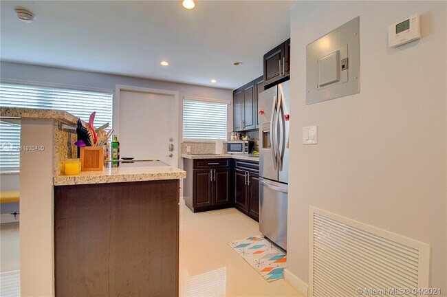 Building Photo - 6865 Bay Dr