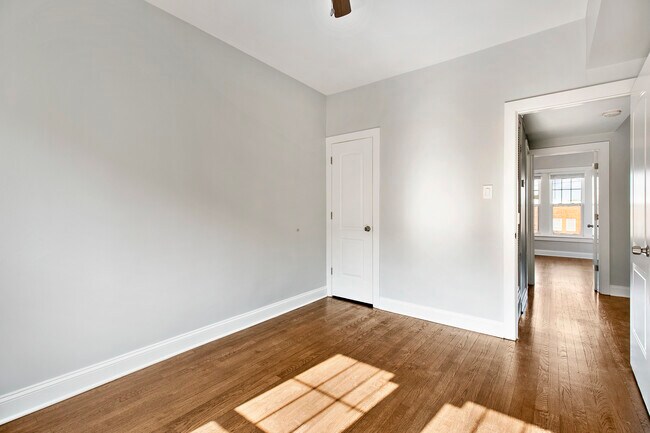 Building Photo - 1110 W Glenlake Ave