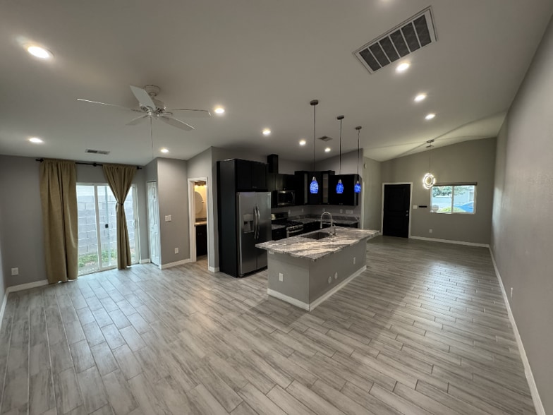 Building Photo - 1558 W 5th St