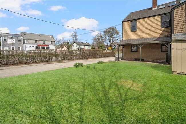 Building Photo - 14 Elm St