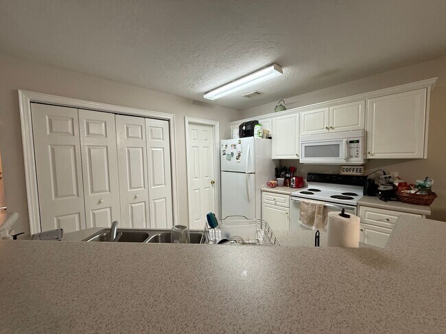 Building Photo - Great 2 Bedroom 2 Bath Townhouse with Garage