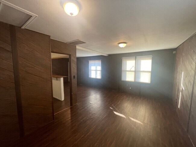 Building Photo - 4 bed 1 bath, with extra large utility are...