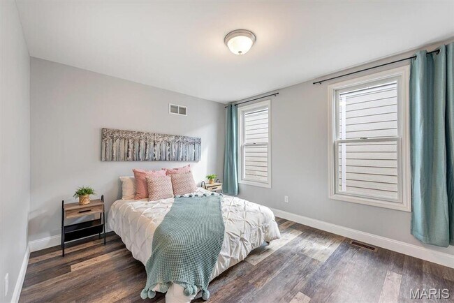 Building Photo - 5044 Arpent St