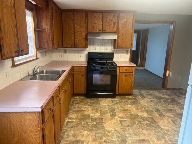 Building Photo - comfortable and convenient : 3-bedroom, 1-...