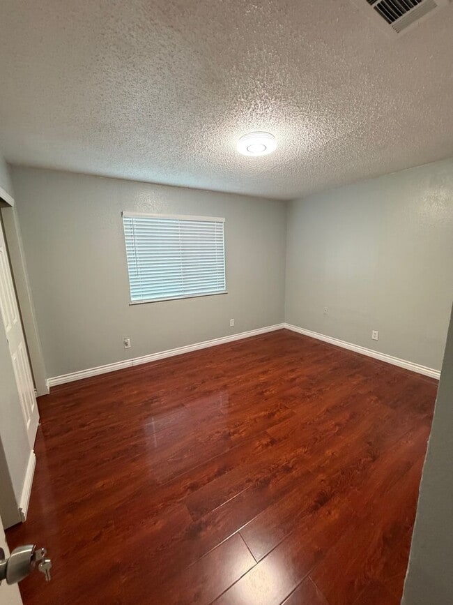 Building Photo - Nice home for rent in Hanford