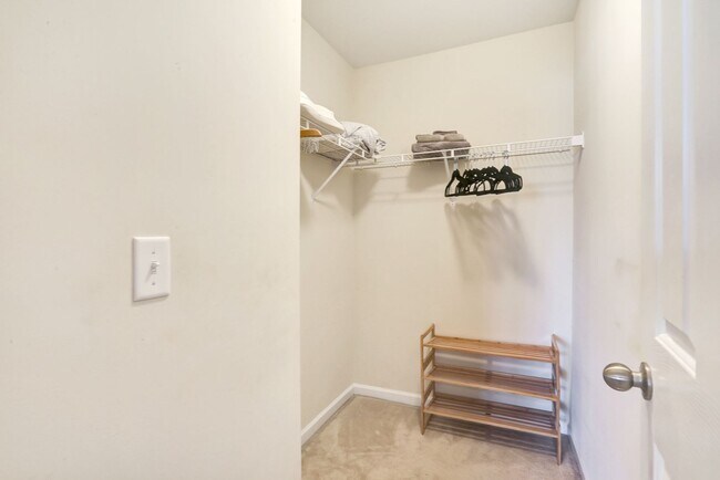 Building Photo - Charming 3 BD - 2.5 BA townhome located so...