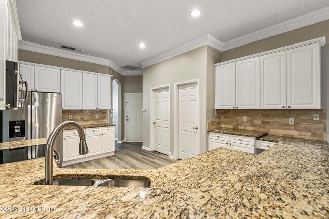 Building Photo - 1892 Vista Lakes Dr