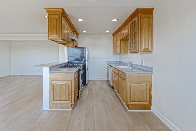 Building Photo - Recently Updated, Top-Floor 2BR2BA Condo in Apple Tree Community w/ Pool, Overlooking Greenbelt/H...