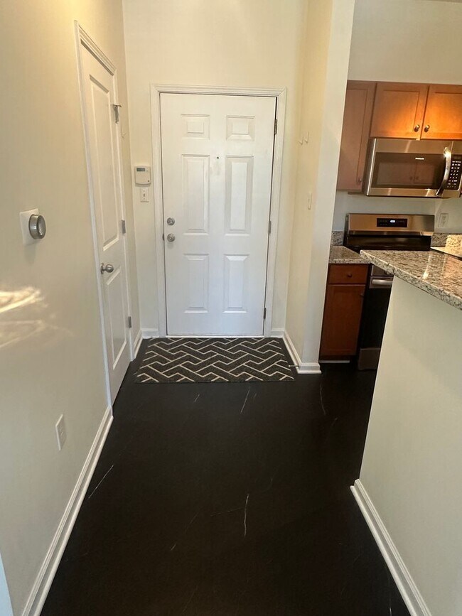 Building Photo - Fabulous 1BR condo in popular Walker Square