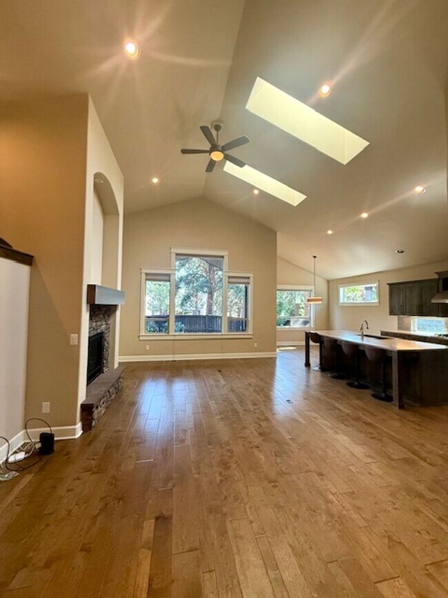 Building Photo - Luxury Home in Stonegate with Community Pool!