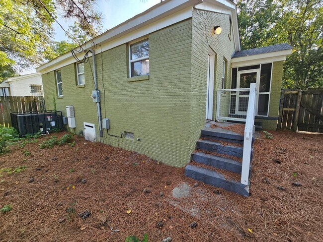 Building Photo - 802 S Kilbourne Rd