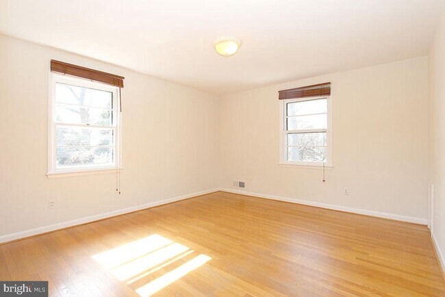 Building Photo - 6220 Robinwood Rd