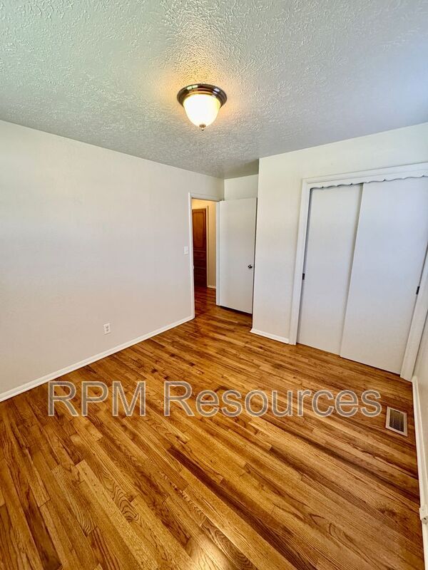 Building Photo - 7116 S Klein Ave