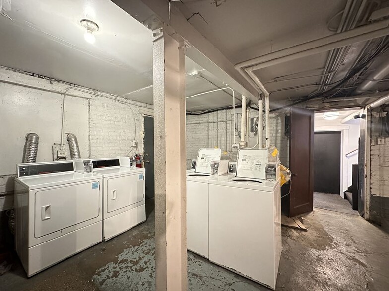 Building Photo - 929 W Sunnyside Ave