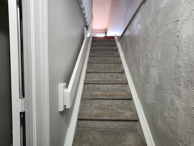 Building Photo - 2 bedroom westside - Rockrimmon