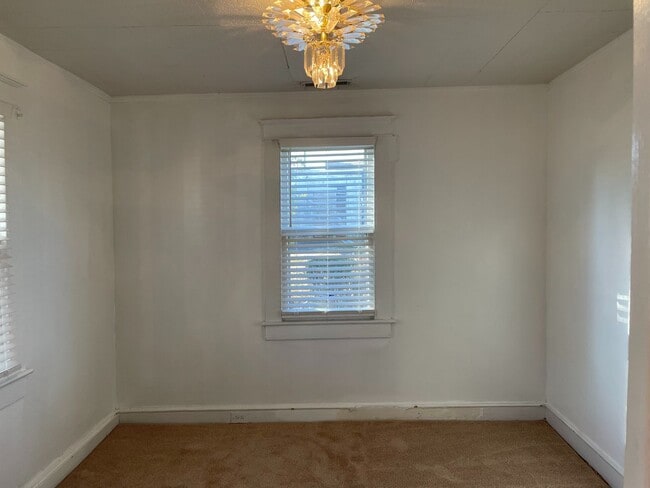 Building Photo - Charming older home close to downtown!