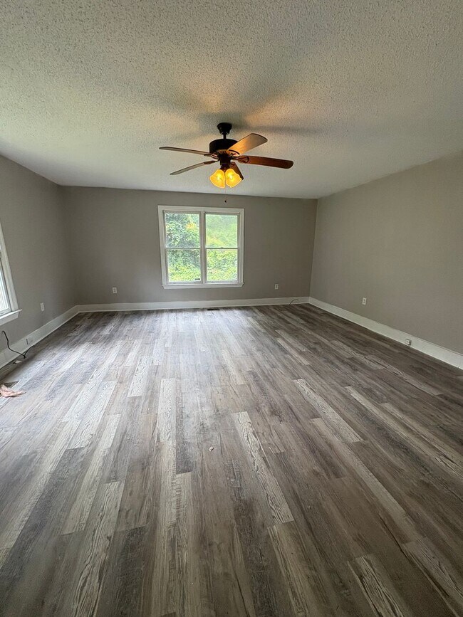 Building Photo - Lovely 3 Bedroom 2 Bath Home in Spartanburg