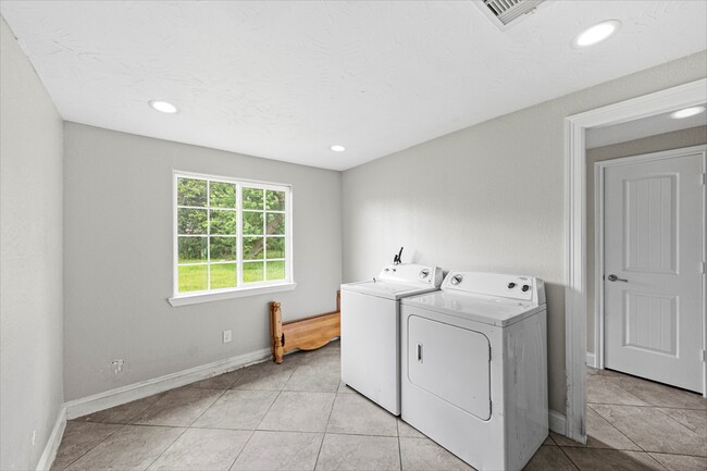 Building Photo - 1209 Dogwood Dr